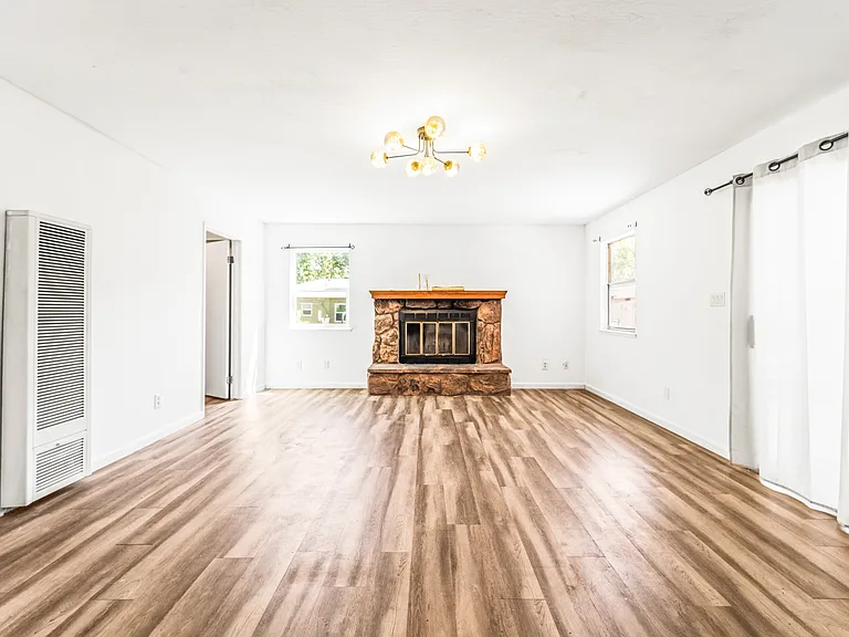 560 Russell St — Photo 14