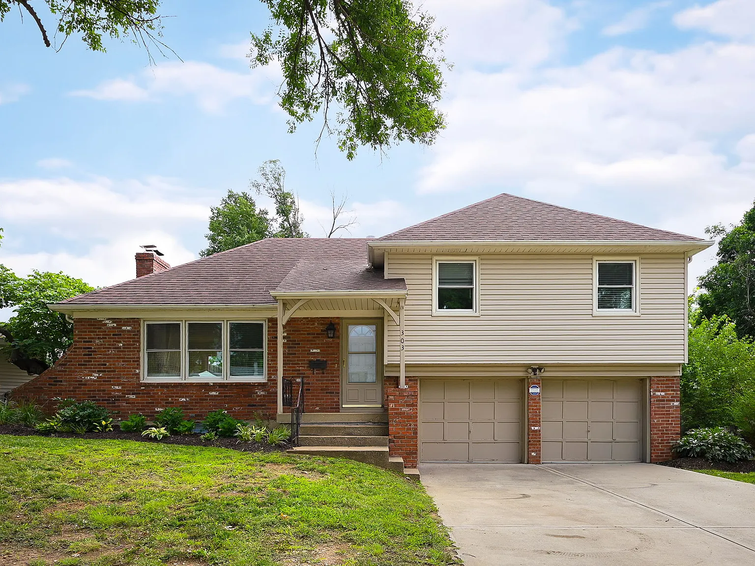 3 bed, 1.5 bath, 1102 sqft, $2,300 — Photo 2