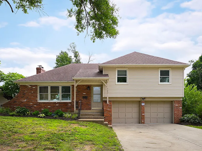 303 SW Pinnell Dr — Photo 2