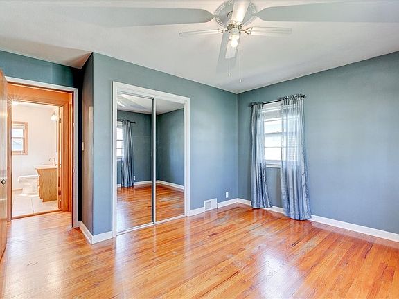 4th image of 302 3rd St NE