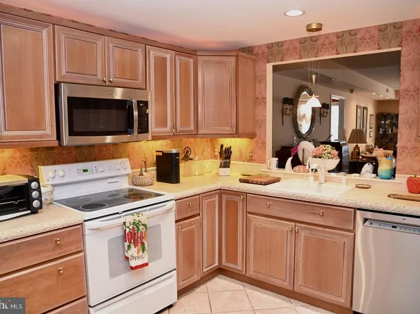 8200 Centennial Sta, Warminster, PA 18974