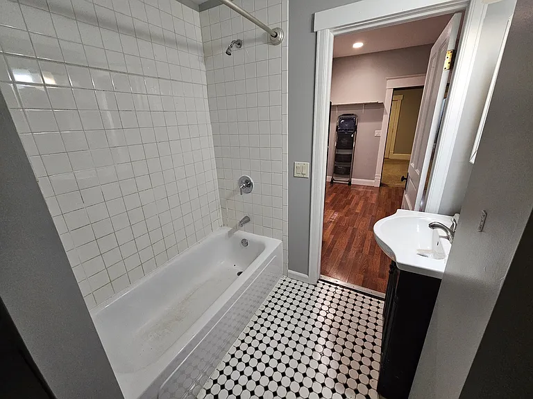 905 E Main St #1 — Photo 10