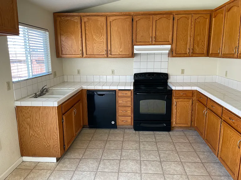 915 Allacante Dr — Photo 3