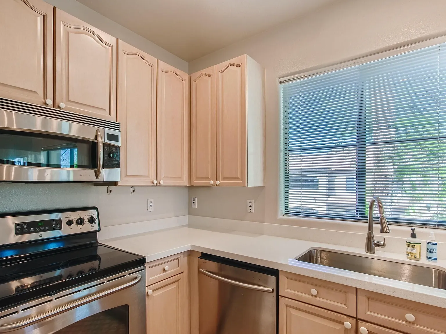 2 bed, 997 sqft, $2,200 — Photo 3