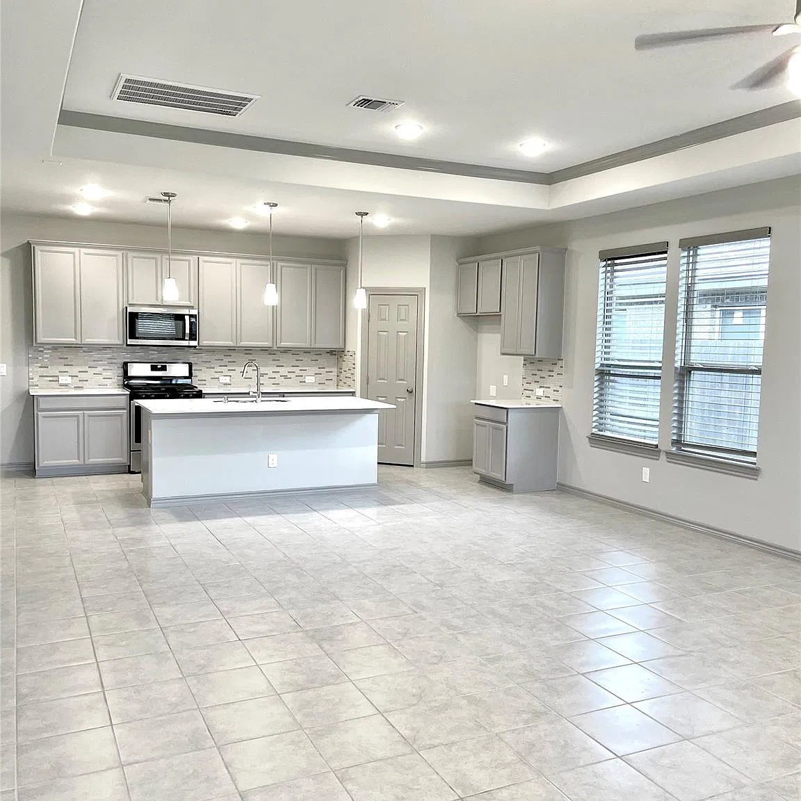 3 bed, 2.0 bath, 1761 sqft, $2,319 — Photo 2