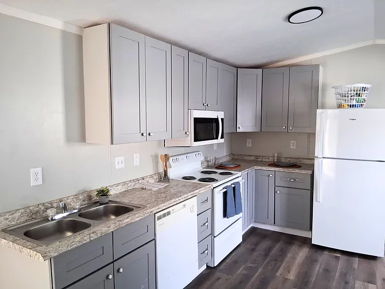 14 Deerwood Park #14 — Photo 3
