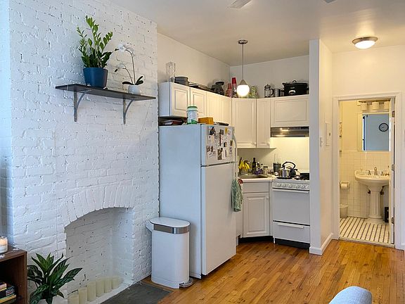 Charming apartment with beautiful decorative fireplace and nice layout