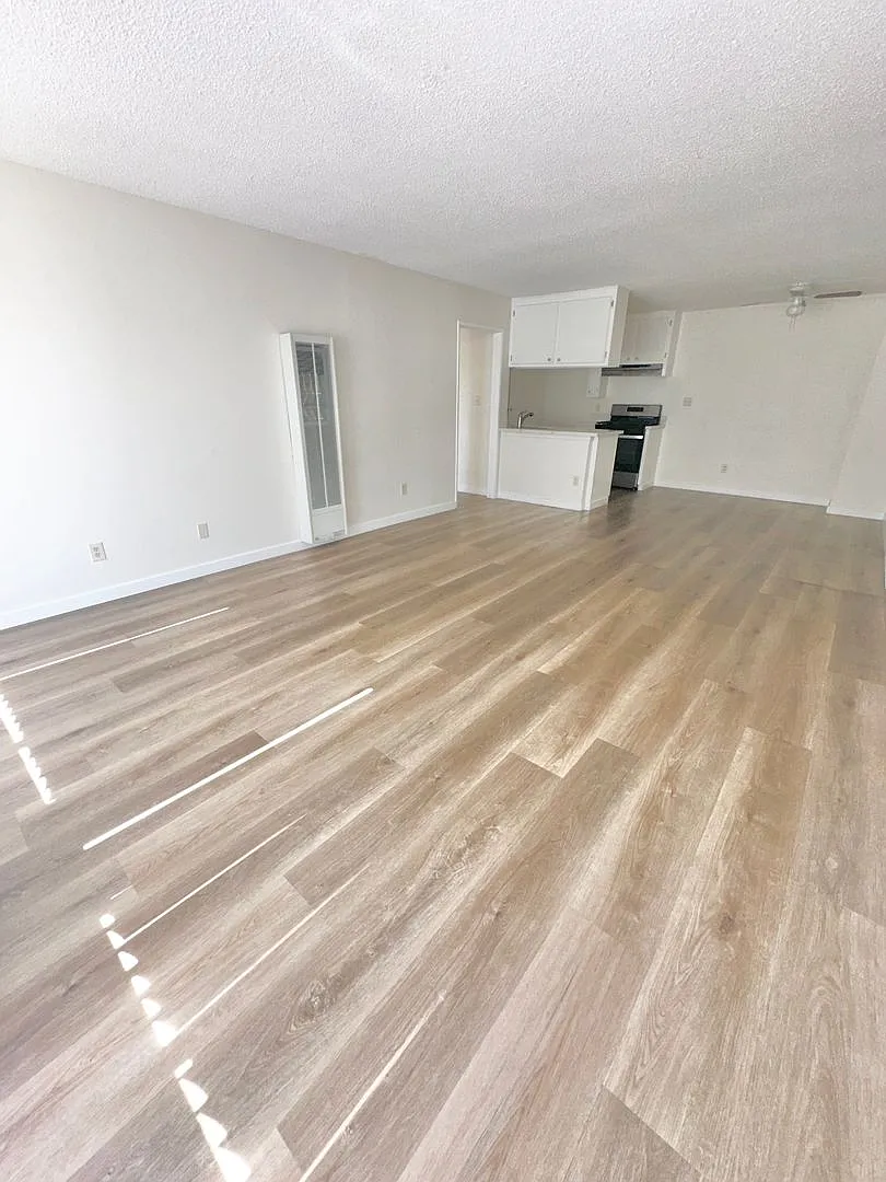18521 Prairie St — Photo 1