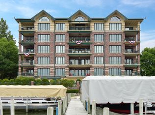 318 N Lake Rd, Oconomowoc, WI 53066