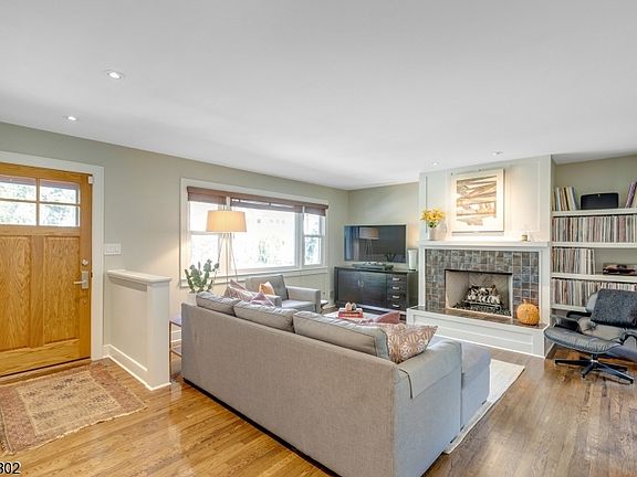 2nd image of 200 Coudert Pl