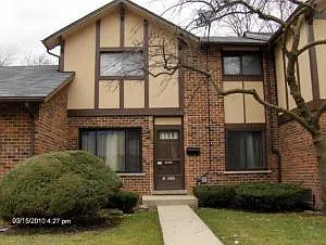 18W274 Standish Ln photo 1