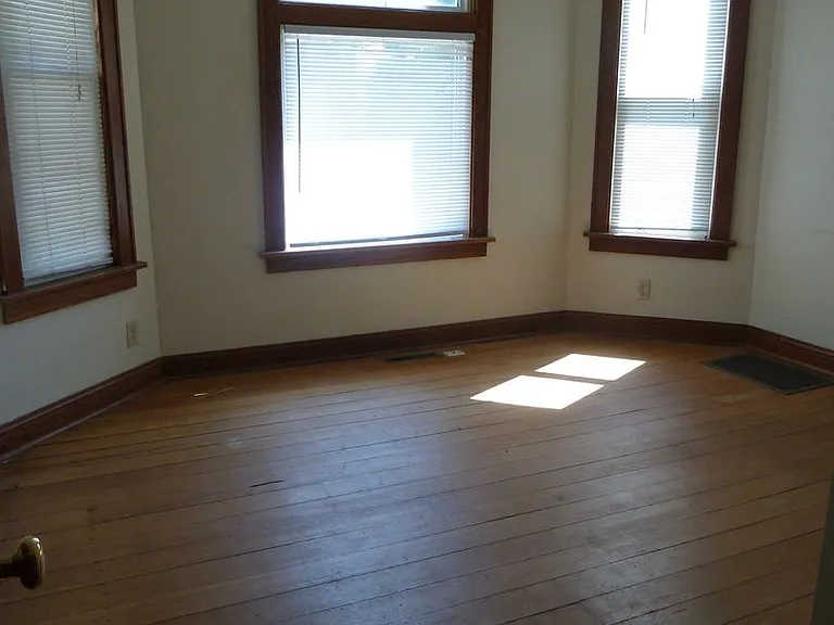 426 E Smith St — Photo 7