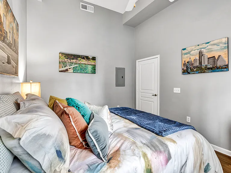 The Quarters Nueces House (Student Housing - Rent by the Bed) — Photo 87