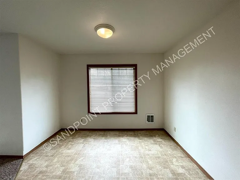 910 N Division Ave #102 — Photo 13