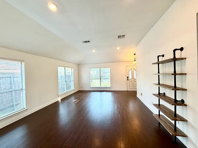 4232 Osborn Rd — Photo 2