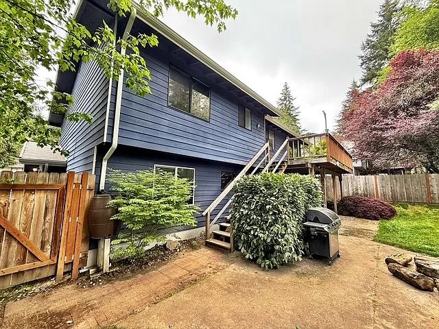 710 Parkway Ct NE — Photo 16