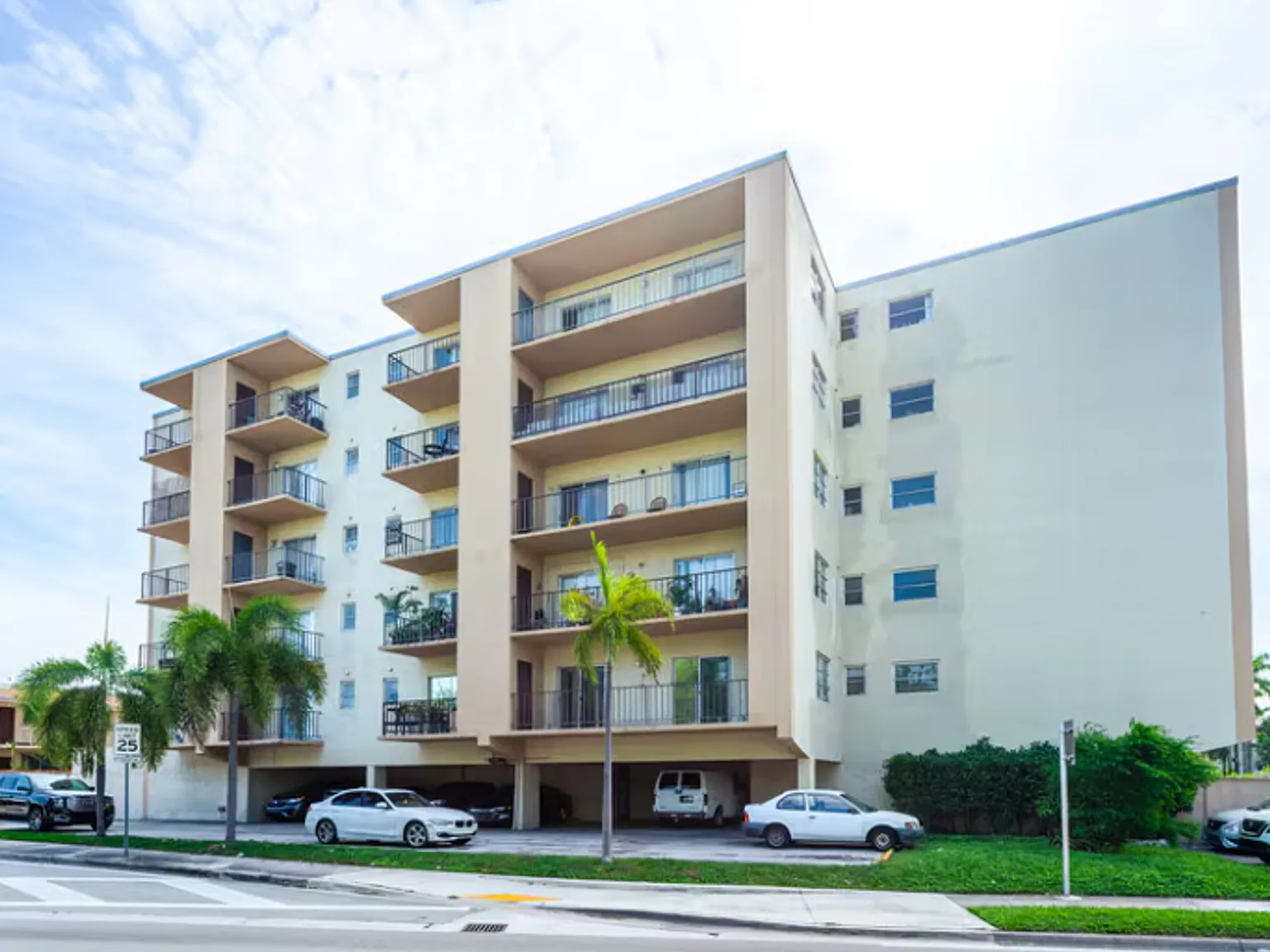 Casa Linda Apartments-3300 S Dixie Hwy — Photo 2