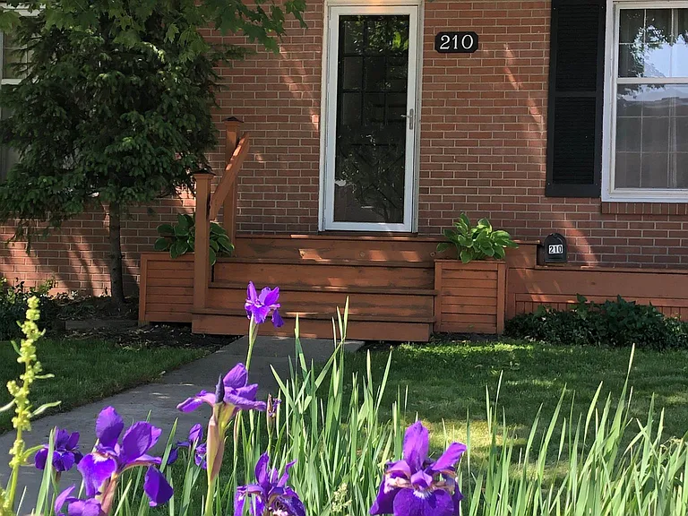 210 Centerlawn St — Photo 2