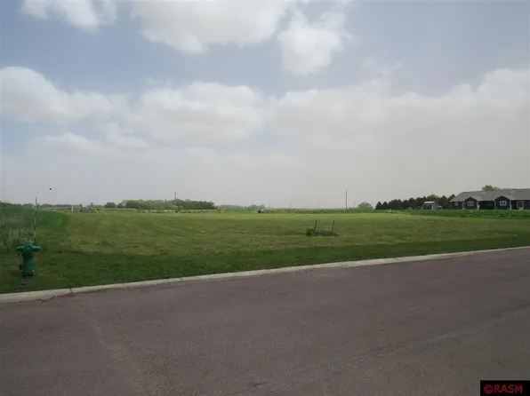 121 Bluestem Dr, Blue Earth, MN 56013