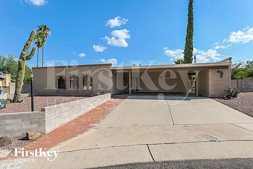 680 N Mann Ave Photo 1