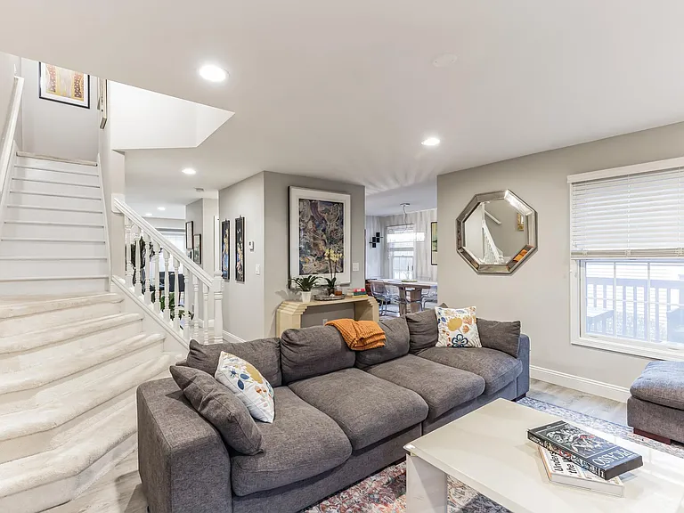 8128 Chester Pkwy — Photo 17