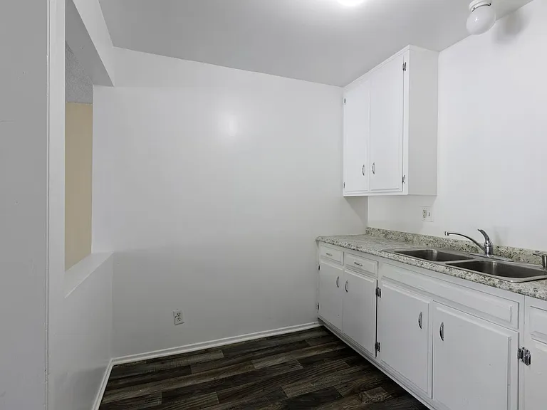 Lindley Apt — Photo 9