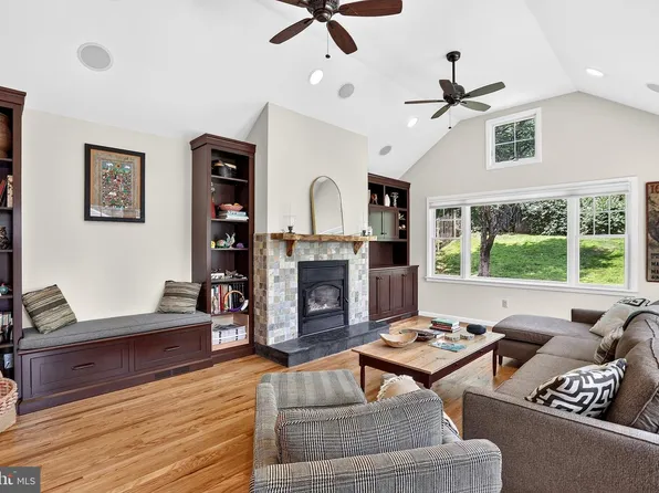 70 Taylor Ter, Hopewell, NJ 08525