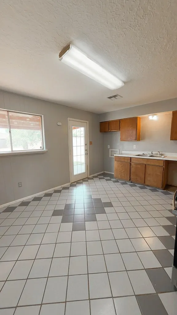 3 bed, 2.0 bath, 1242 sqft, $1,700 — Photo 4