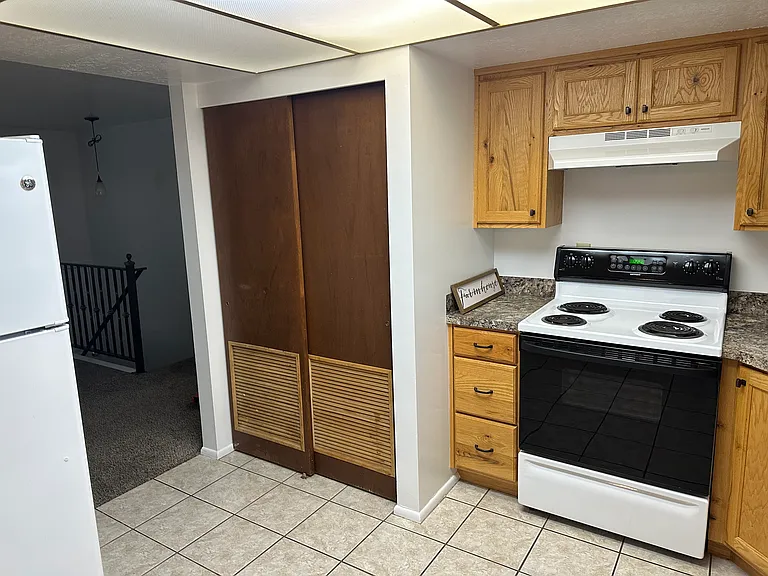 689 E 2300 N — Photo 2