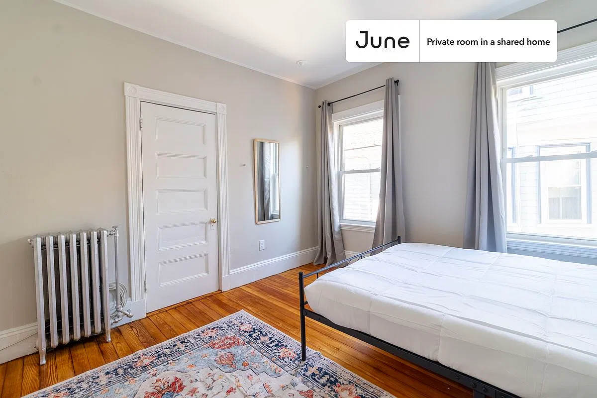 Queen bedroom in 5 bed/2 bath home in Brookline #1801 C — Photo 3