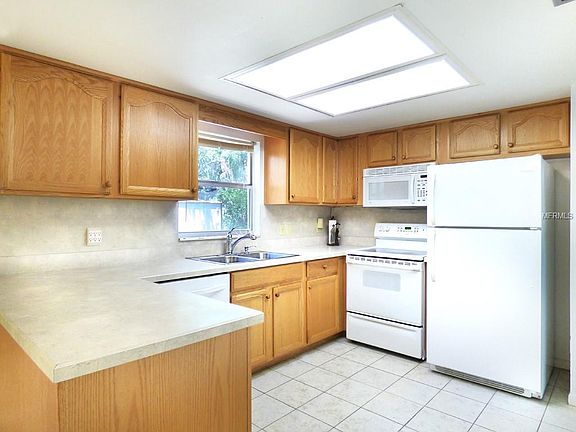 3rd image of 1014 Pinegrove Dr