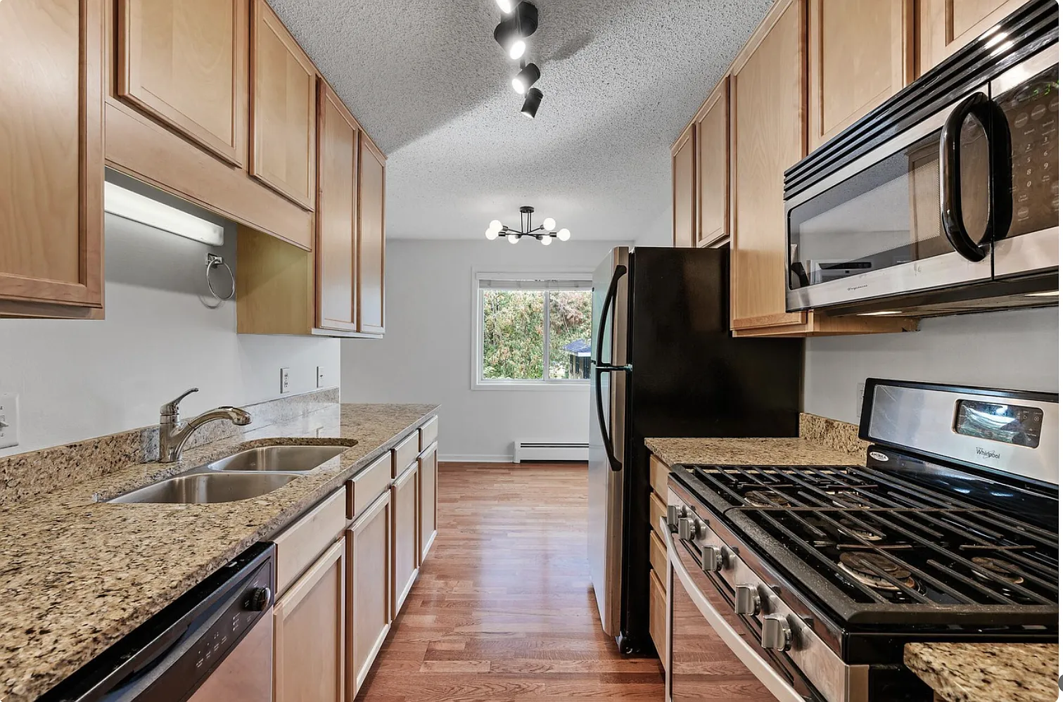 1 bed, 642 sqft, $1,800 — Photo 2