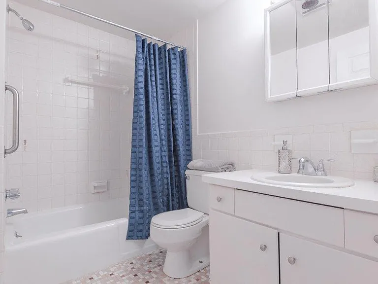 Kings Court Manor Apartment Homes — Photo 10