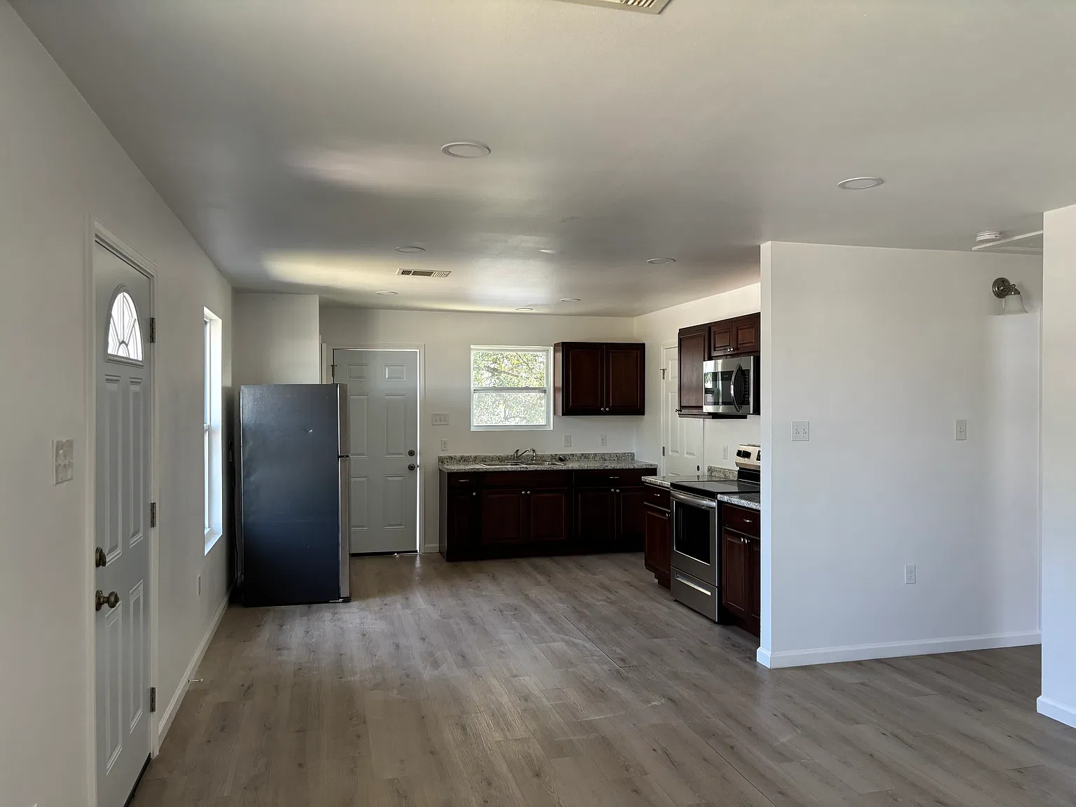 2 bed, 850 sqft, $1,300 — Photo 3