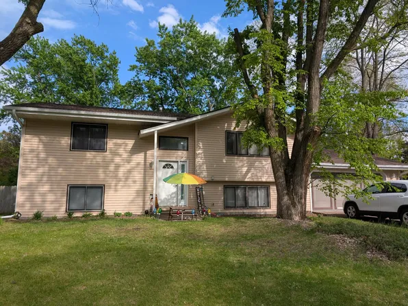 7417 Meadowwood Dr N, Brooklyn Park, MN 55444