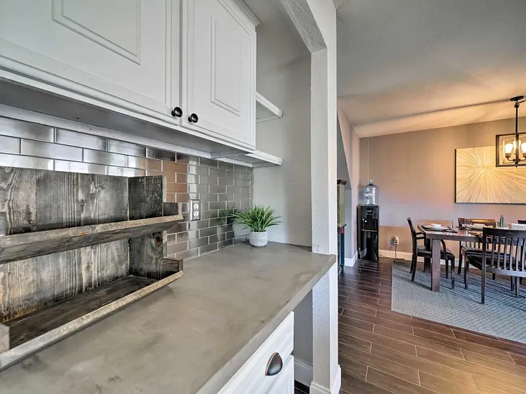 3327 S Poplar St — Photo 6