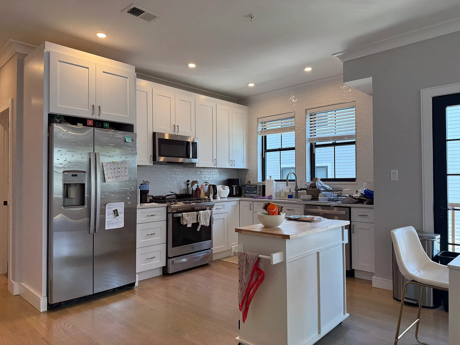 4 bed, 1290 sqft, $4,450 — Photo 1