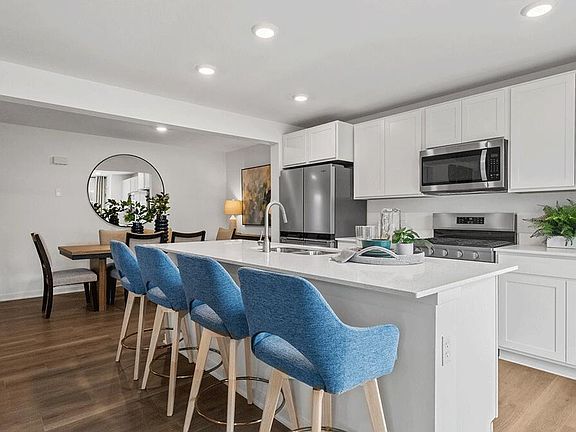 2nd image of 483 Cressmoor Blvd
