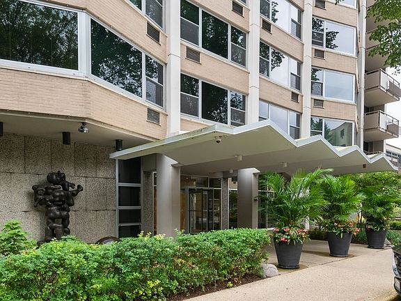 2nd image of 555 W Cornelia Ave APT 803