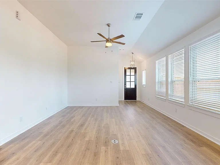 570 Sand Branch Dr — Photo 2