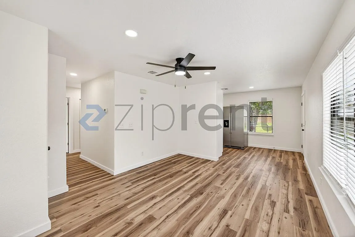 3 bed, 1009 sqft, $1,560 — Photo 3