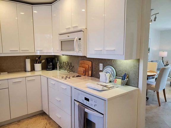 4th image of 717 S Us Highway 1 APT 302