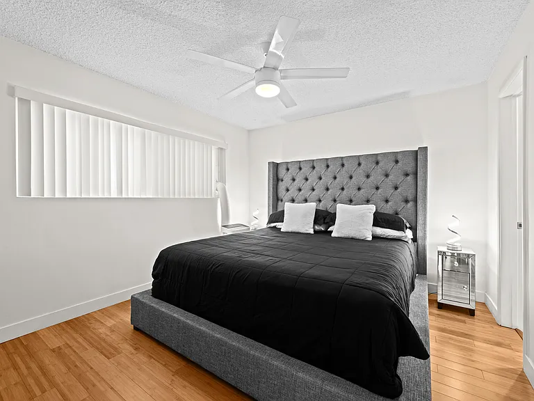 801 E 1st St #1 — Photo 17