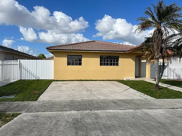 2793 W 70th Pl, Hialeah, FL 33016