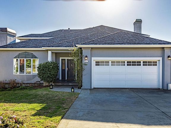 2nd image of 8 Fairway Pl