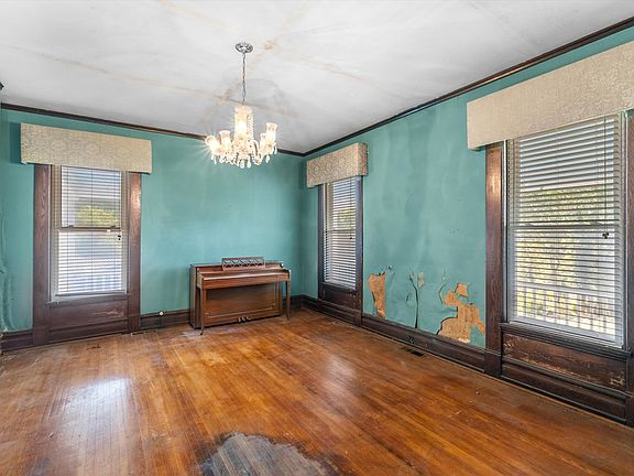 11th image of 315 E Main St