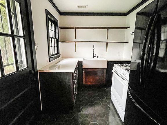 3rd image of 4780 Bowen Ave