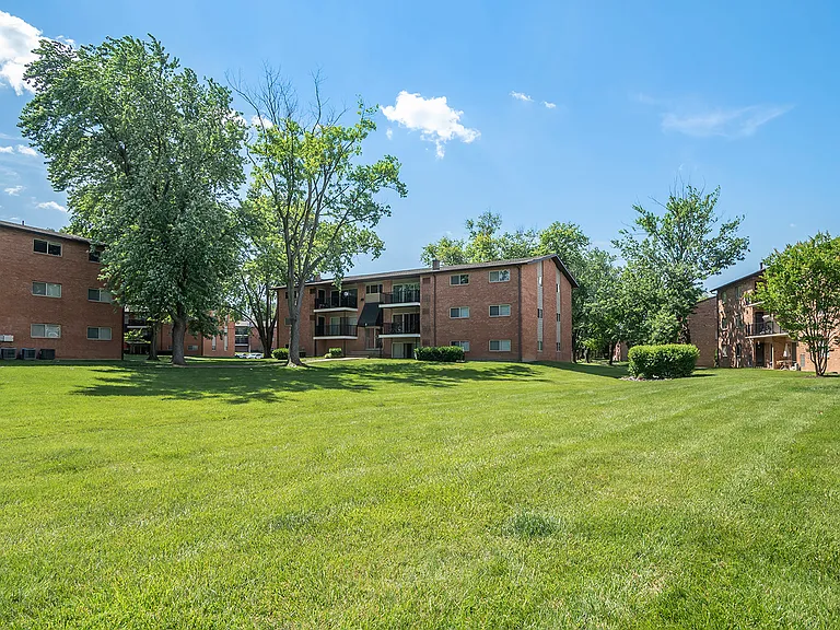 The Manor/The Manor East Apartments — Photo 25