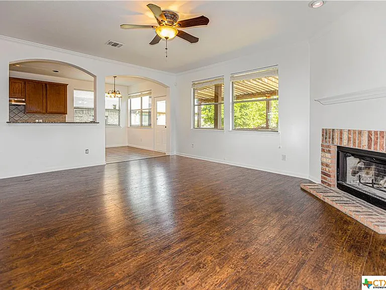 394 Pecan Mdws — Photo 3