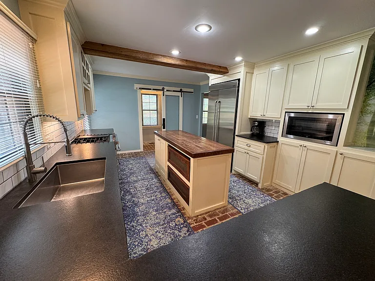 425 E Seneca St — Photo 103